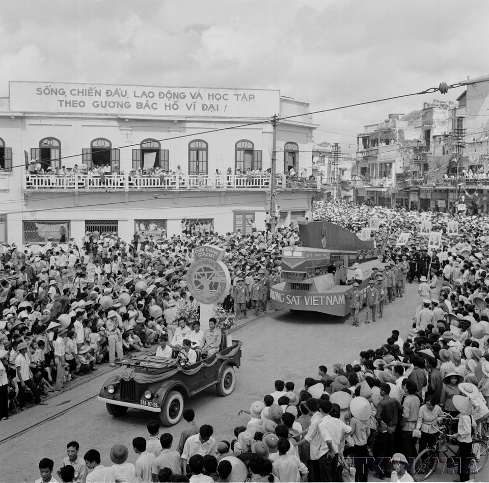 Decenas de miles de personas en la capital dieron la bienvenida a los grupos que marchaban la mañana del 2 de septiembre de 1975. Foto: VNA