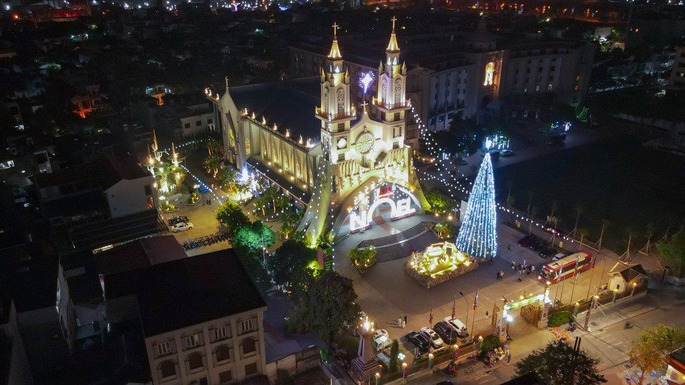 La Catedral del Sagrado Corazón de Jesús en la ciudad de Thai Binh se adorna para dar la bienvenida a la Navidad de 2024. Foto: VNA