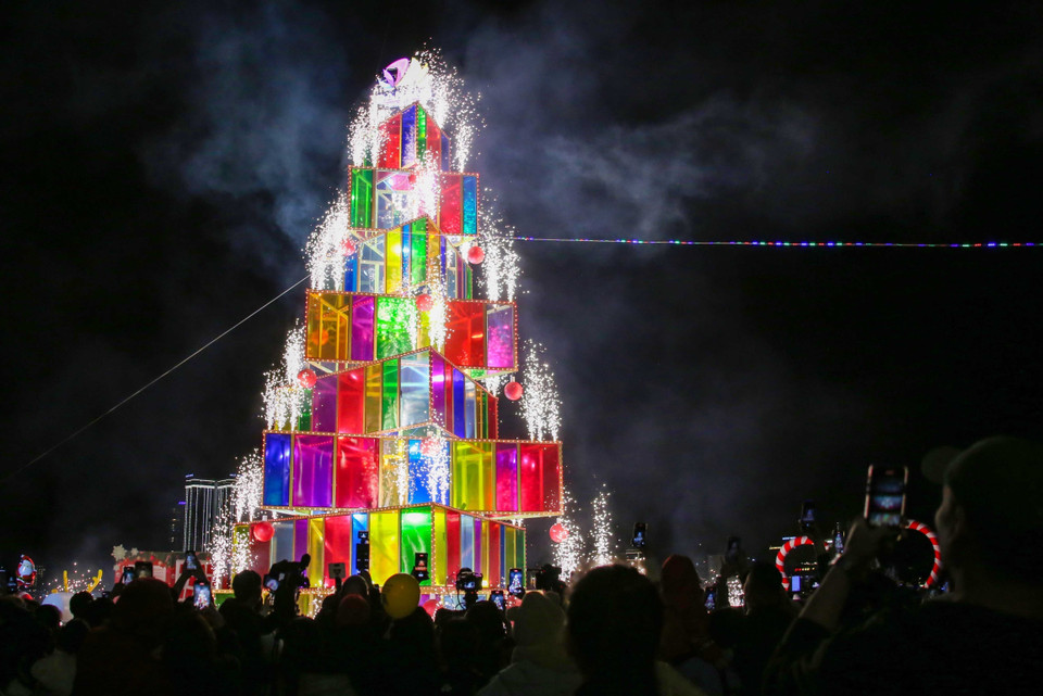 El pino iluminado abre la serie de actividades del Festival de Navidad y Año Nuevo 2025 en la ciudad central de Da Nang. Foto: VNA