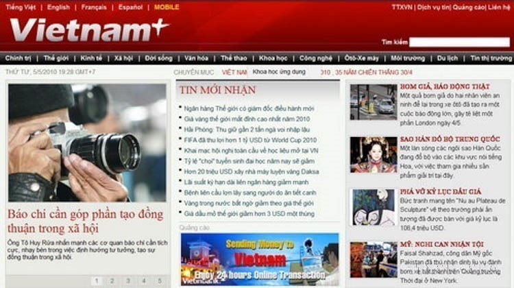 El 5 de mayo de 2010, el periódico electrónico VietnamPlus lanzó oficialmente su versión web para teléfonos móviles, convirtiéndose en el primer periódico electrónico de Vietnam en operar en todas las plataformas: sitio web, web móvil y aplicaciones para teléfonos móviles. Foto: VNA