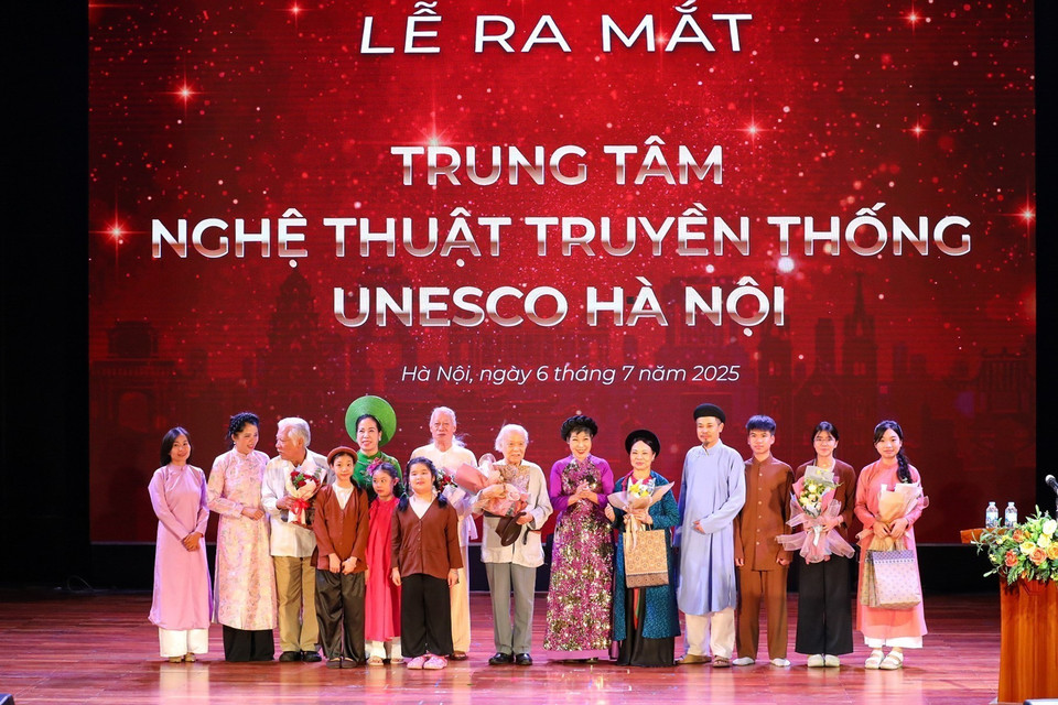 Los directivos del Centro de Artes Tradicionales UNESCO Hanoi posan para una foto con artistas veteranos y jóvenes talentos. Foto: VNA