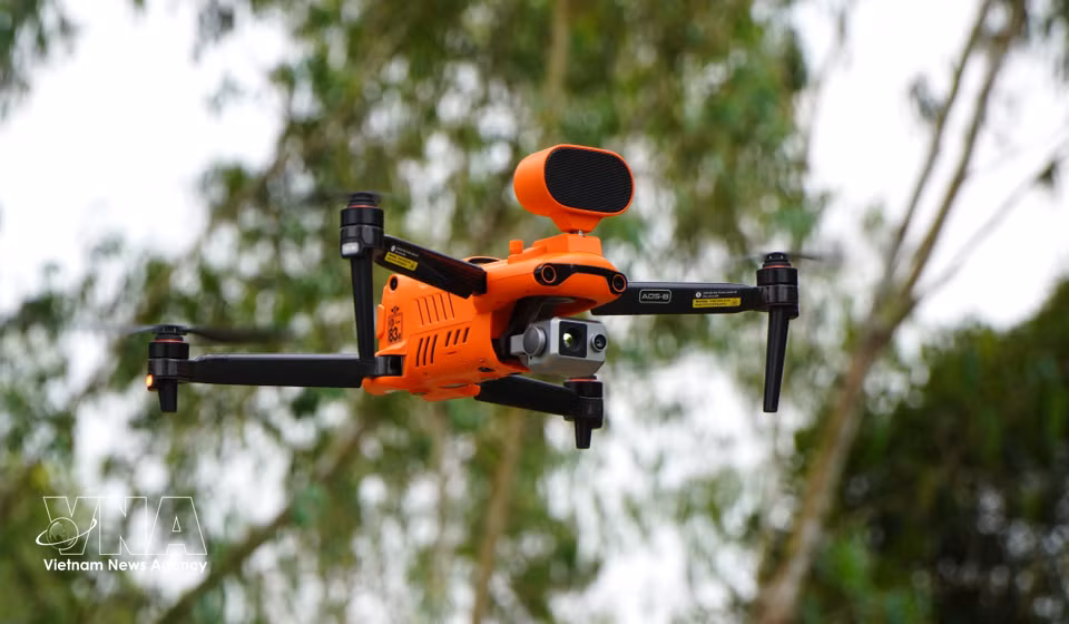 Dron especializado, integrado con múltiples tecnologías modernas, que proporciona un apoyo valioso en la labor de prevención y extinción de incendios forestales. Foto: VNA