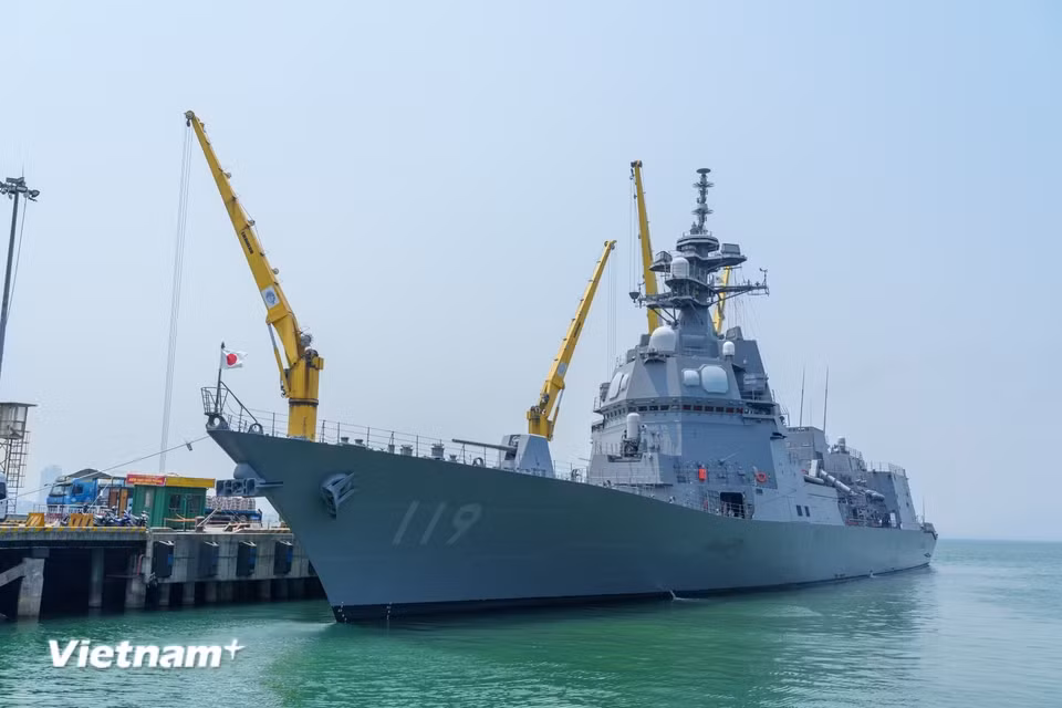 La fragata Asahi (número 119) de las Fuerzas de Autodefensa Marítima de Japón atracó en la mañana del 2 de abril en el puerto de Tien Sa, en la ciudad de Da Nang. A bordo viajan 220 oficiales y marineros. (Foto: Vietnam+)