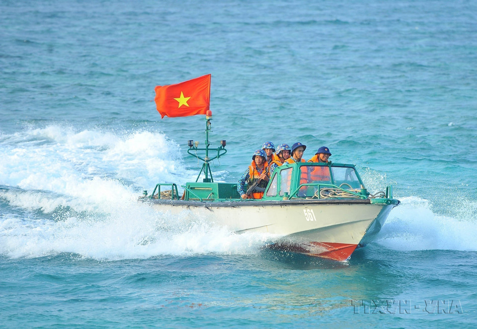 Soldados de la Armada patrullan el mar en la isla de Phan Vinh B. Foto: VNA