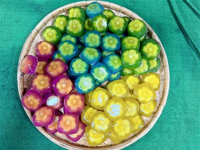 "Banh Phu the" (pasteles de esposo y esposa) de colores variados, tradicionalmente utilizado como ofrenda nupcial en las bodas de An Giang. Foto: VNA