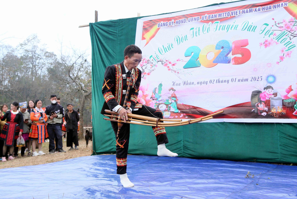 Espectáculo de danza de “khen” durante el Año Nuevo tradicional del grupo étnico Mong en la comuna de Hua Nhan, distrito de Bac Yen. Foto: VNA