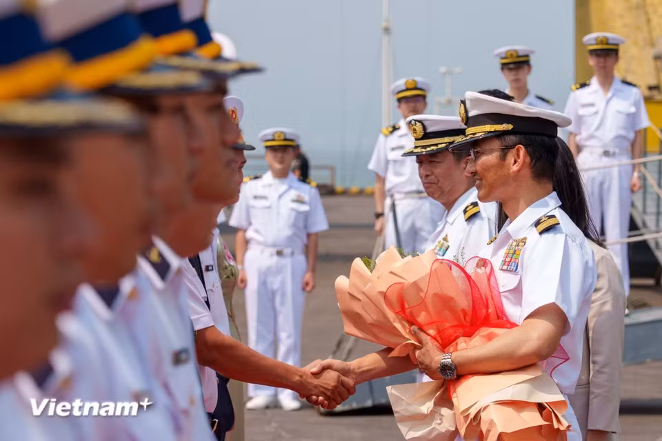 Representantes de las autoridades vietnamitas entregan flores de bienvenida al coronel Jio Takemasa, comandante del Escuadrón de Fragatas N.º 2 y jefe de la delegación japonesa. (Foto: Vietnam+)