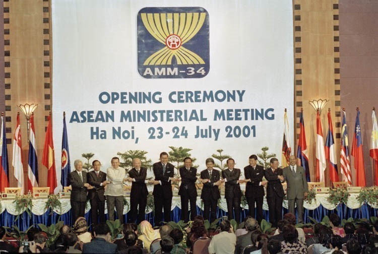 Los jefes de delegación asistieron a la ceremonia inaugural de la 34.ª Reunión de Ministros de Relaciones Exteriores de la ASEAN (AMM 34), celebrada en Hanoi los días 23 y 24 de julio de 2001. Foto: VNA