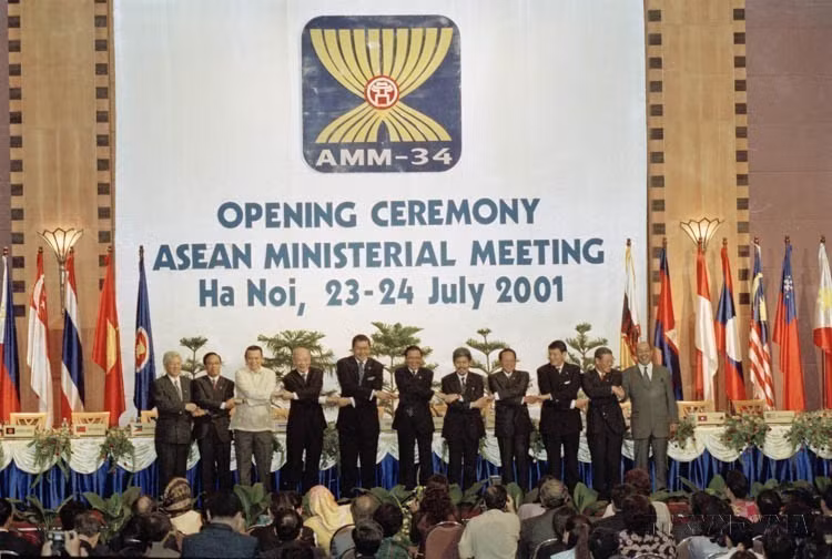 Los jefes de delegación asistieron a la ceremonia inaugural de la 34.ª Reunión de Ministros de Relaciones Exteriores de la ASEAN (AMM 34), celebrada en Hanoi los días 23 y 24 de julio de 2001. Foto: VNA