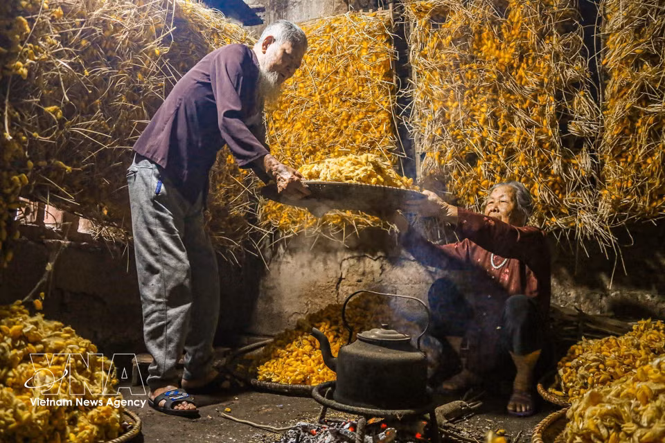 El tejido de seda en Nam Cao contribuye al desarrollo de la economía local. Foto: VNA