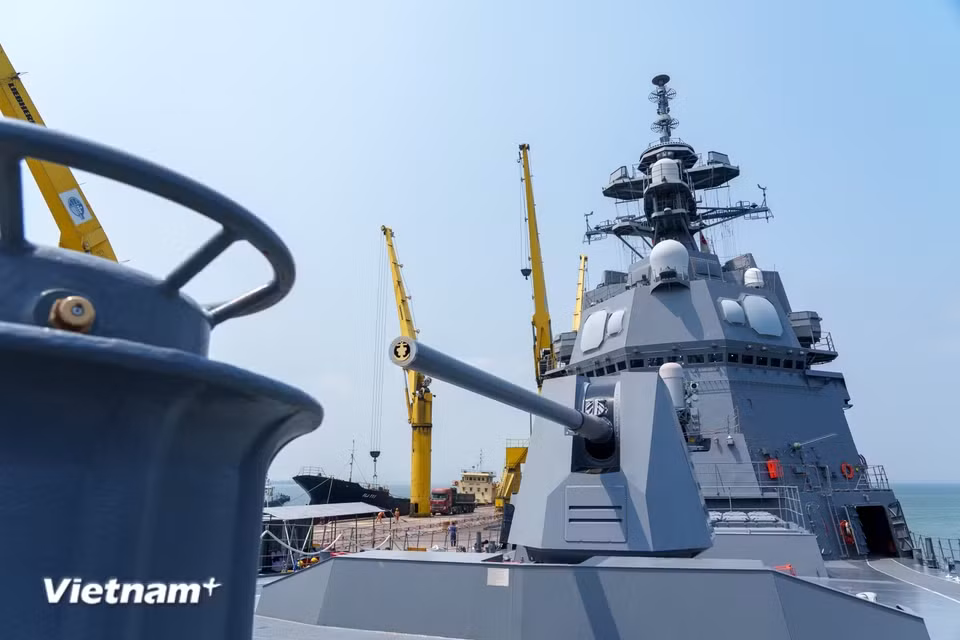 El sistema de artillería naval ocupa una posición destacada en la parte frontal de la fragata Asahi. (Foto: Vietnam+)