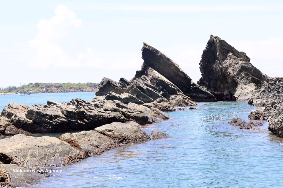 Las rocas de Ban Than, creadas por la naturaleza como una obra de arte en medio del océano. Foto: VNA