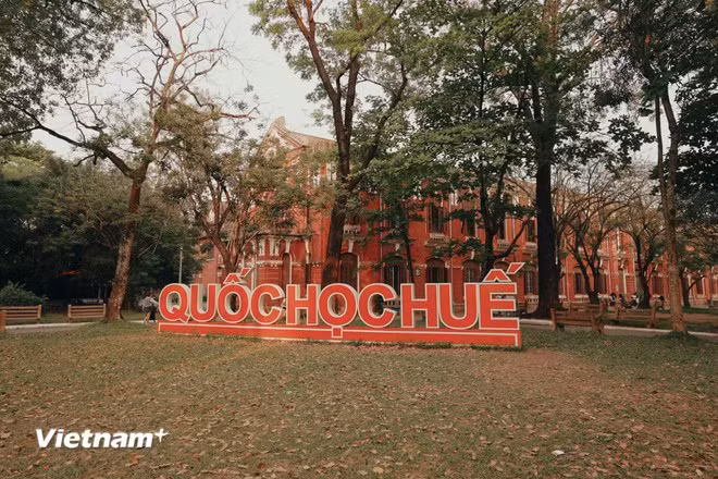 El recinto del liceo, con una superficie de más de 10.000 metros cuadrados, se sitúa a orillas del río Huong. Foto: VietnamPlus