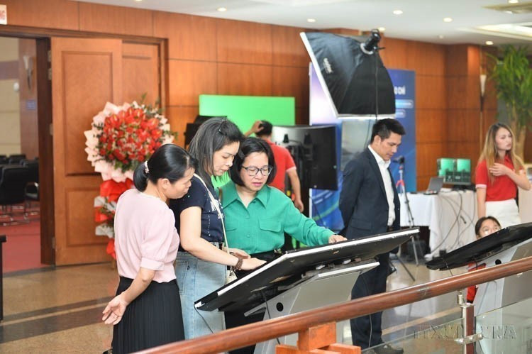 Inauguración de la oficina editorial electrónica del periódico Hai Phong (dominio baohaiphong.vn), que transforma gradualmente a esta entidad en una agencia de prensa multimedia, cumpliendo mejor con sus funciones en la era digital. Foto: VNA
