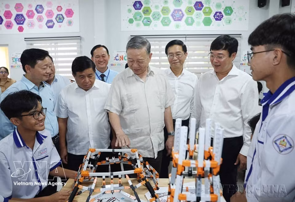 El secretario general del Partido Comunista de Vietnam, To Lam, visitó el aula de prácticas de educación STEM en la escuela secundaria Tram Chim, distrito de Tam Nong, provincia de Dong Thap, en diciembre de 2024. Foto: VNA