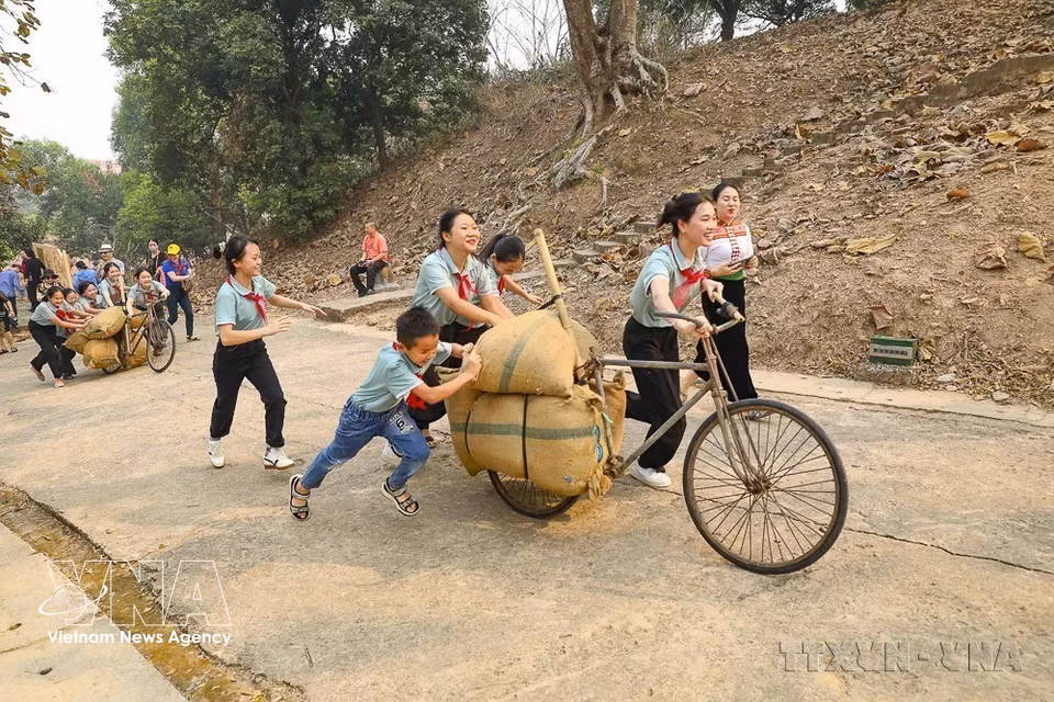 Niños de la provincia de Dien Bien experimentaron el transporte de bicicletas de carga en el sitio histórico de la colina A1 durante el festival “Pequeños soldados de Dien Bien”, organizado por la Unión provincial de Jóvenes y el Consejo de la Infancia de Dien Bien, en abril de 2024. Foto: VNA