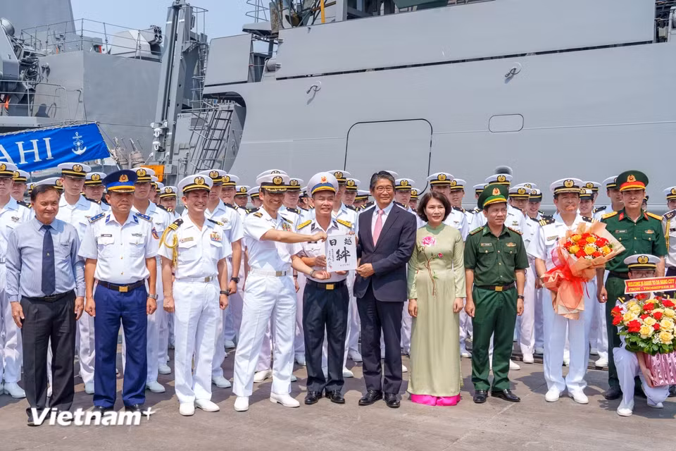 Dirigentes del Departamento de Asuntos Exteriores de Da Nang, del Mando de la Región 3 de la Armada, de la Guardia Fronteriza y de otras entidades posan junto a la delegación japonesa. (Foto: Vietnam+)