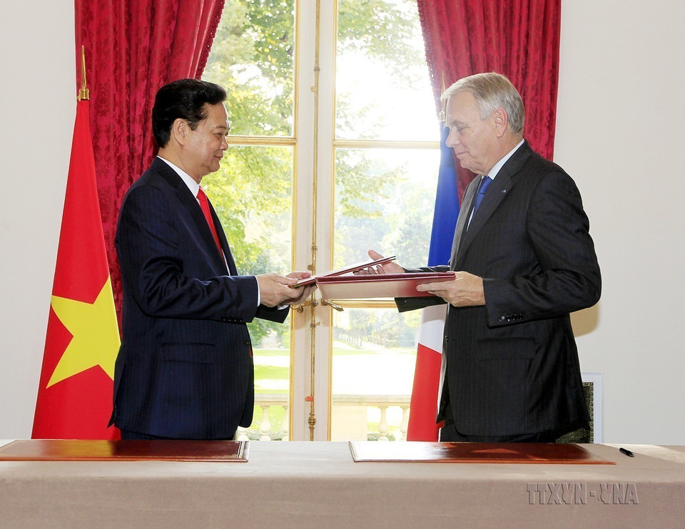 Durante la visita oficial a Francia del 24 al 26 de septiembre de 2013, el primer ministro Nguyen Tan Dung y su homólogo Jean-Marc Ayrault firmaron una Declaración Conjunta sobre la Asociación Estratégica Vietnam – Francia. Foto: VNA