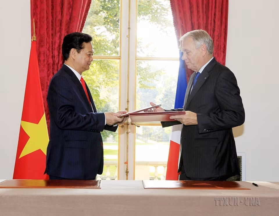 Durante la visita oficial a Francia del 24 al 26 de septiembre de 2013, el primer ministro Nguyen Tan Dung y su homólogo Jean-Marc Ayrault firmaron una Declaración Conjunta sobre la Asociación Estratégica Vietnam – Francia. Foto: VNA