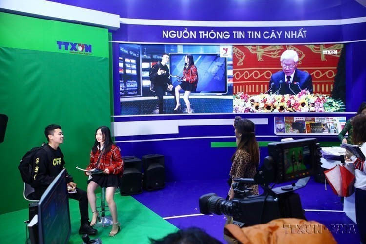 El stand de la VNA en el Festival Nacional de Prensa de 2019, con el tema: "La fuente de información más confiable", presenta productos informativos en diversos formatos. Foto: VNA
