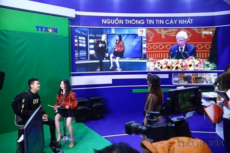 El stand de la VNA en el Festival Nacional de Prensa de 2019, con el tema: "La fuente de información más confiable", presenta productos informativos en diversos formatos. Foto: VNA