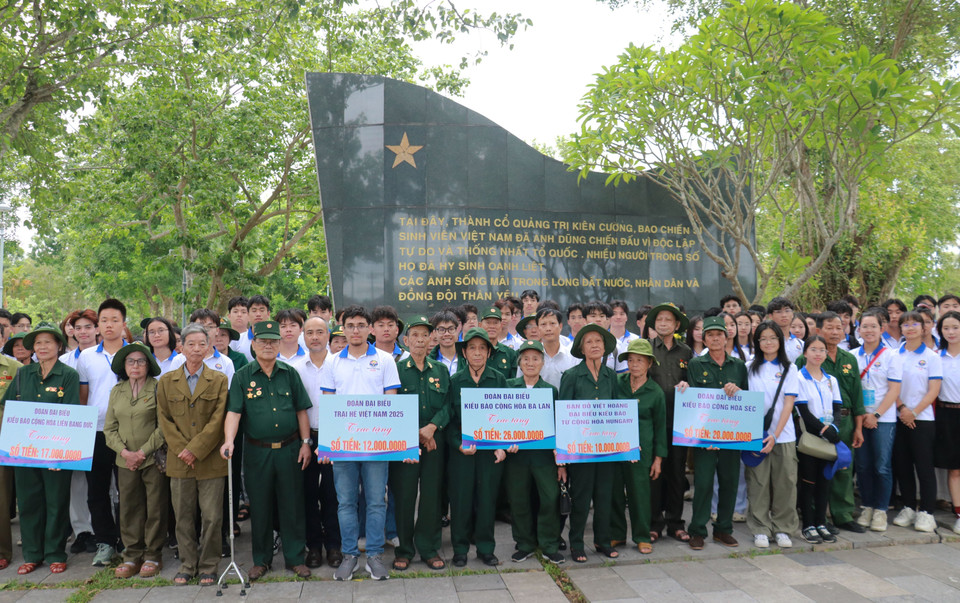 La delegación entrega donaciones a veteranos de guerra. Foto: VNA