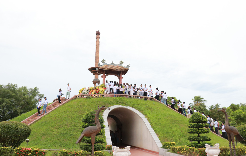 La delegación de jóvenes y estudiantes vietnamitas residentes en el extranjero ofrece incienso y flores en memoria de los mártires heroicos en la Ciudadela de Quang Tri. Foto: VNA