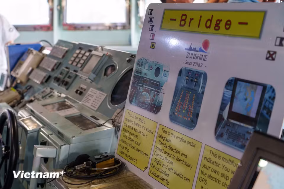 Vista del puente de mando de la fragata Asahi. Los paneles informativos muestran detalles del sistema manual de control del timón, el telégrafo de órdenes hacia la sala de máquinas y las pantallas electrónicas de navegación con GPS. (Foto: Vietnam+)