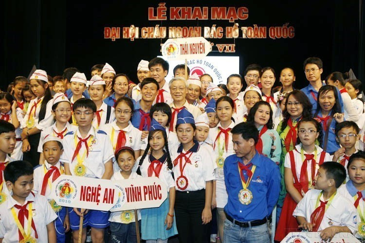 El presidente de la Asamblea Nacional, Nguyen Phu Trong, con los delegados infantiles en la ceremonia de apertura del Congreso Nacional de Niños Buenos del Tío Ho en Hanoi (2010). Foto: VNA