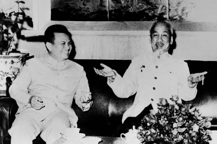 El Presidente Ho Chi Minh recibió calurosamente al camarada Kaysone Phomvihane, jefe de la delegación del Partido y del Frente Patriótico Lao en su visita amistosa a Vietnam (1966). Foto: VNA