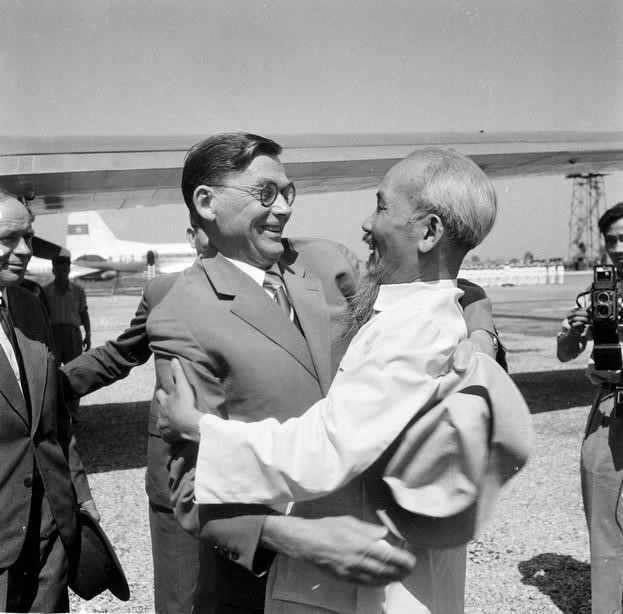 El Presidente Ho Chi Minh recibió al Presidente del Consejo de Estado polaco, Aleksander Zawadzki, en su visita a Vietnam (26 de diciembre de 1959). Foto: VNA