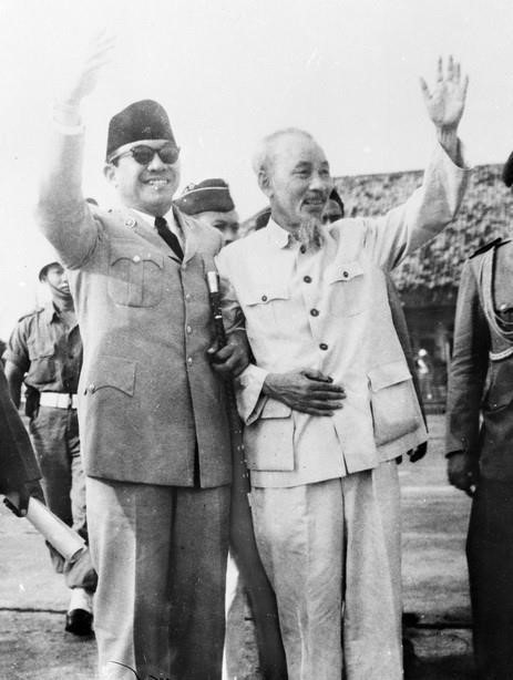 El presidente Ho Chi Minh y el presidente indonesio Sukarno saludaron al pueblo de Hanoi en una manifestación de 200 mil personas en la plaza Ba Dinh, dando la bienvenida al presidente a Vietnam, el 24 de junio de 1959. Foto: VNA