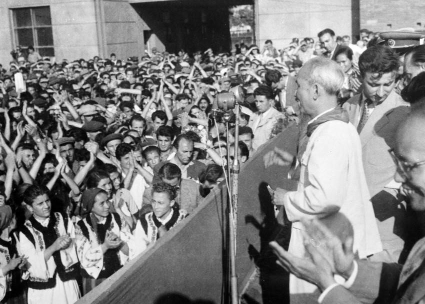 El presidente Ho Chi Minh visitó y conversó con los trabajadores de una fábrica de tractores en Bucarest, durante su visita amistosa a Rumanía (julio de 1957). Foto: VNA