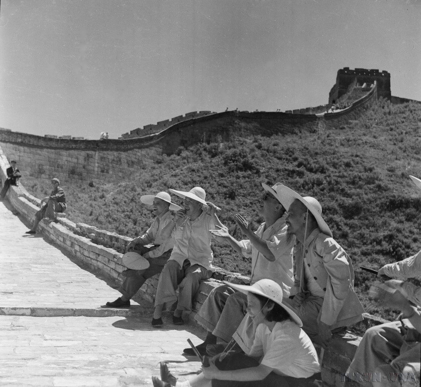 El Presidente Ho Chi Minh visita la Gran Muralla China, julio de 1955. Foto: VNA
