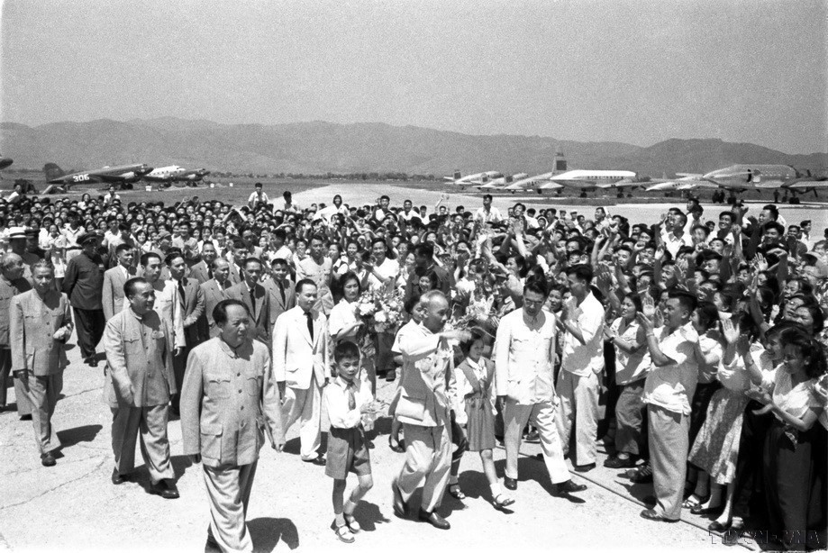El Gobierno y el pueblo chinos dieron la bienvenida al Presidente Ho Chi Minh y a la delegación del Gobierno vietnamita que visitó China en junio de 1955. Foto: Documento VNA