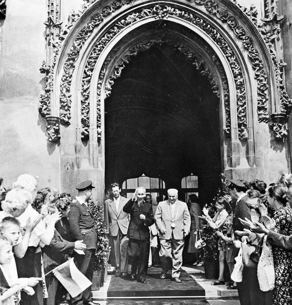El presidente Ho Chi Minh visitó el Ayuntamiento de Praga durante su visita amistosa a Checoslovaquia (18 de julio de 1957). Foto: VNA