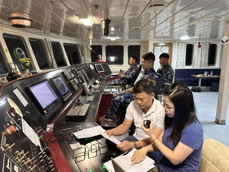 La periodista Nguyen Lan Phuong, de la Radio Voz de Vietnam, realiza un boletín informativo a bordo del buque 571 durante una visita de trabajo al archipiélago de Truong Sa en 2023. Foto: VNA