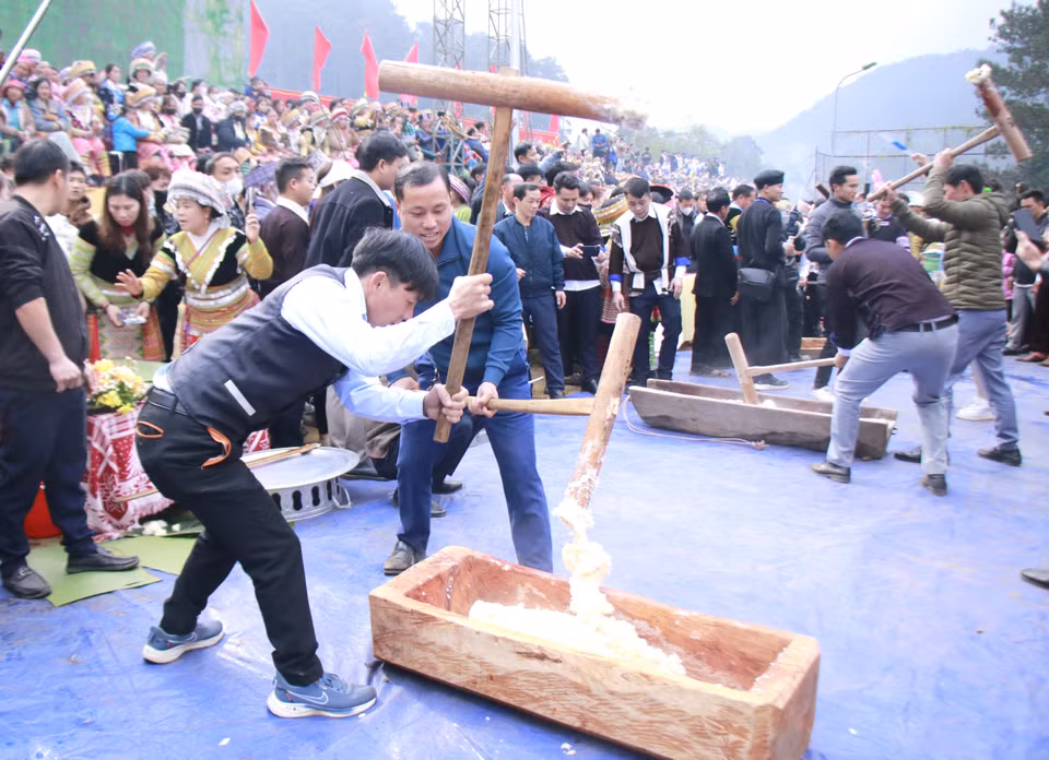 Los turistas experimentan la elaboración de pastel de arroz glutinoso (banh day) del pueblo Mong. Foto: VNA