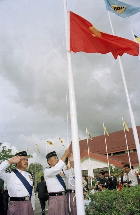 Ceremonia de izamiento de la bandera en el acto de admisión de Vietnam como séptimo miembro oficial de la ASEAN, celebrada en la tarde del 28 de julio de 1995 en Brunéi. Foto: VNA.