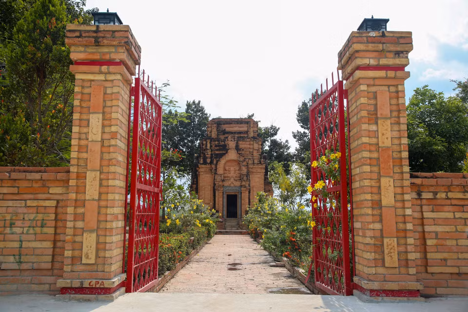 La Torre Chot Mat está protegida por una valla circundante, lo que crea condiciones favorables para la gestión y preservación de reliquias antiguas. Foto: VNA