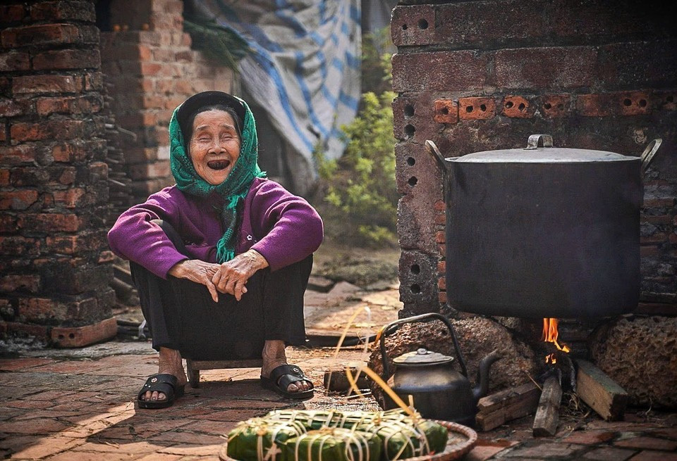 La alegría de los mayores de la familia cada vez que llega el Tet y la primavera. Fuente: VNA