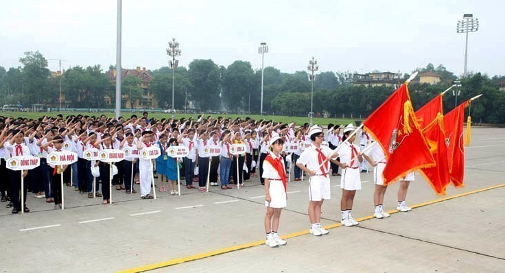 La delegación del Congreso Nacional de Niños Buenos del Tío Ho en su octava edición frente al Mausoleo de Ho Chi Minh (2015). Foto: VNA