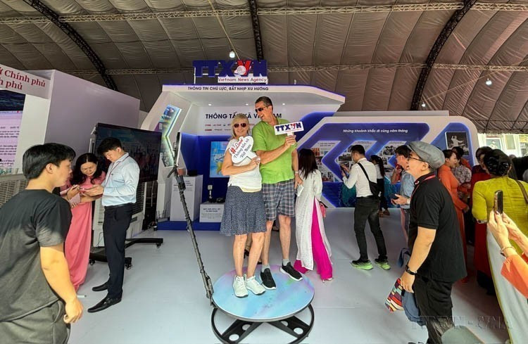 La VNA presenta la exclusiva aplicación tecnológica "Check in 360 Photo Booth", que permite a los visitantes subir videos a redes sociales, lo que representa una experiencia interesante en el Festival Nacional de Prensa 2024. Foto: VNA