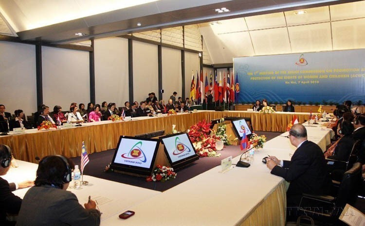 La primera reunión de la Comisión de la ASEAN para la Protección de los Derechos de Mujeres y Niños se celebró en el Centro Nacional de Convenciones My Dinh en Hanoi, el 7 de abril de 2010. Foto: VNA