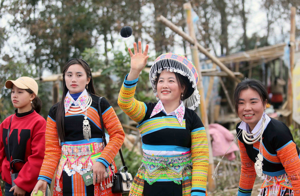 Mujeres de la etnia Mong de la comuna de Hua Nhan, distrito de Bac Yen, participan en el juego de tirar bolas de tela Pao. Foto: VNA