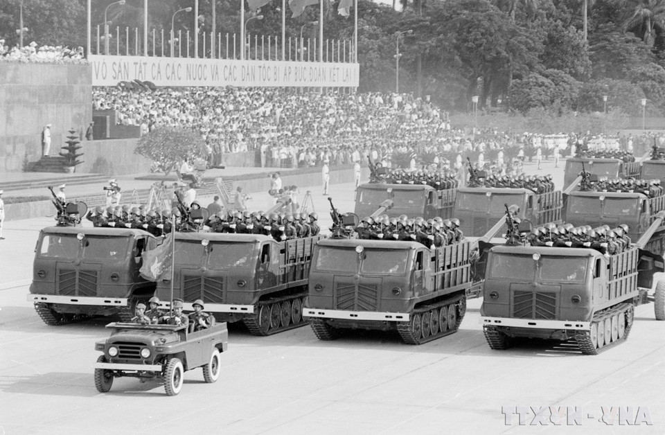 Unidades del Ejército Popular de Vietnam desfilaron ante el escenario. Foto: VNA