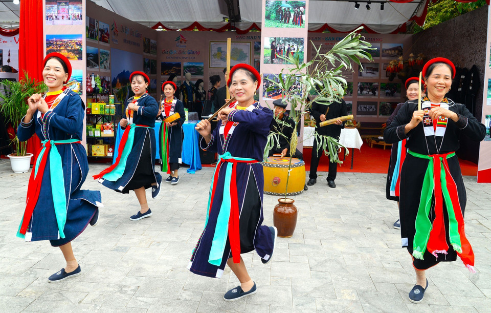 Danza del pueblo San Chi en Bac Ninh. Foto: VNA