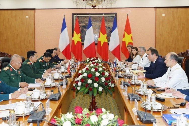 El General Phan Van Giang, ministro de Defensa de Vietnam, en conversaciones con el ministro de las Fuerzas Armadas de Francia, Sébastien Lecornu, durante su visita oficial a Vietnam en 2024. Foto: VNA