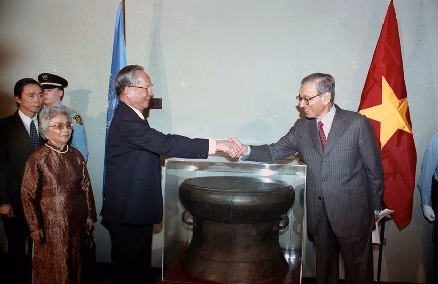 Con motivo de su asistencia al 50.º aniversario de la fundación de las Naciones Unidas (1945-1995), la tarde del 25 de octubre de 1995, el presidente de Vietnam, Le Duc Anh, entregó una réplica del tambor de bronce de Ngoc Lu al secretario general de la ONU, Boutros B. Ghali. Foto: VNA