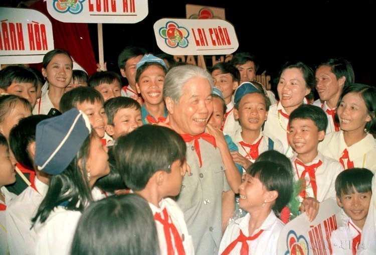 El secretario general del Partido Comunista de Vietnam, Do Muoi, con los niños participantes en el Congreso Nacional de Niños Buenos del Tío Ho en 1995. Foto: VNA